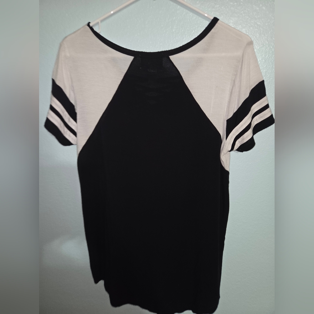 ๐3 for $13 Black and White Women's Top - Picture 3 of 3